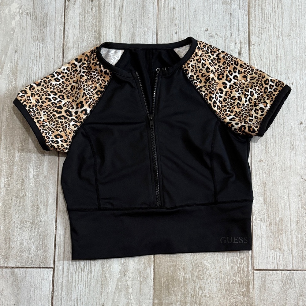 [GUESS] Black/Leopard Print Short Sleeve Swim Top - Size Medium